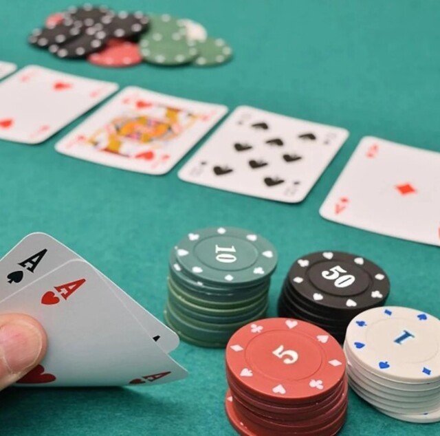 Xì dách hay blackjack là một trò chơi bài phổ biến tại Châu Á Xì dách hay blackjack là một trò chơi bài phổ biến tại Châu Á